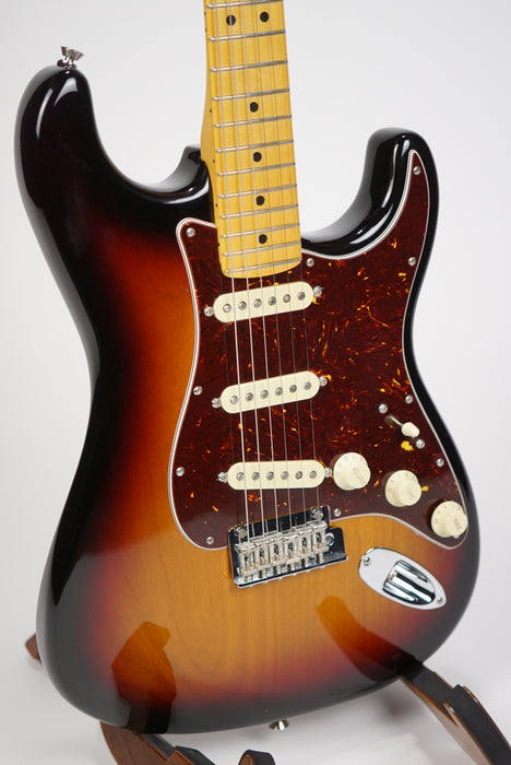 2022 Fender American Professional II Stratocaster®, Maple Fingerboard, 3-Color Sunburst
