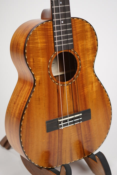 Kamaka HF-4 D (Deluxe) Baritone Ukulele