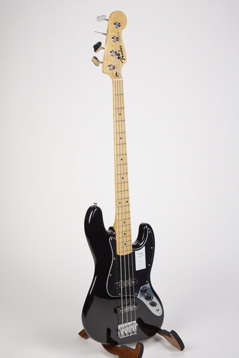 Fender Standard Jazz Bass®, Maple Fingerboard, Black Pickguard, Black