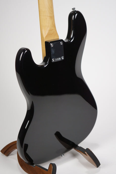 Fender Standard Jazz Bass®, Maple Fingerboard, Black Pickguard, Black