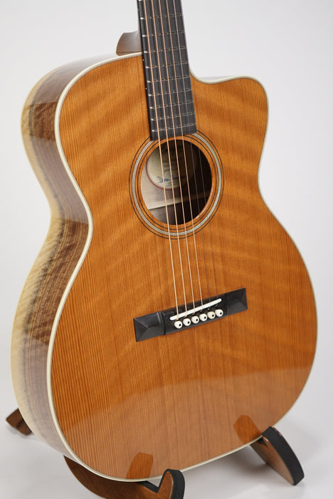 Bourgeois 00/C 14-Fret | Curly Redwood & Figured Walnut