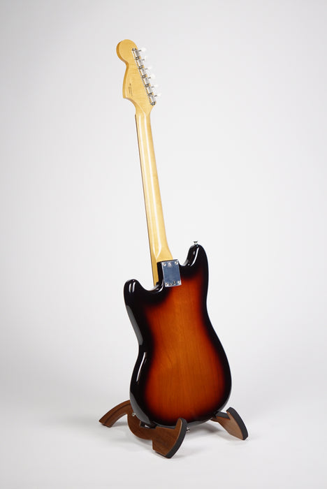 Fender VINTERA® '60S MUSTANG® Pau Ferro Fingerboard, 3-Color Sunburst