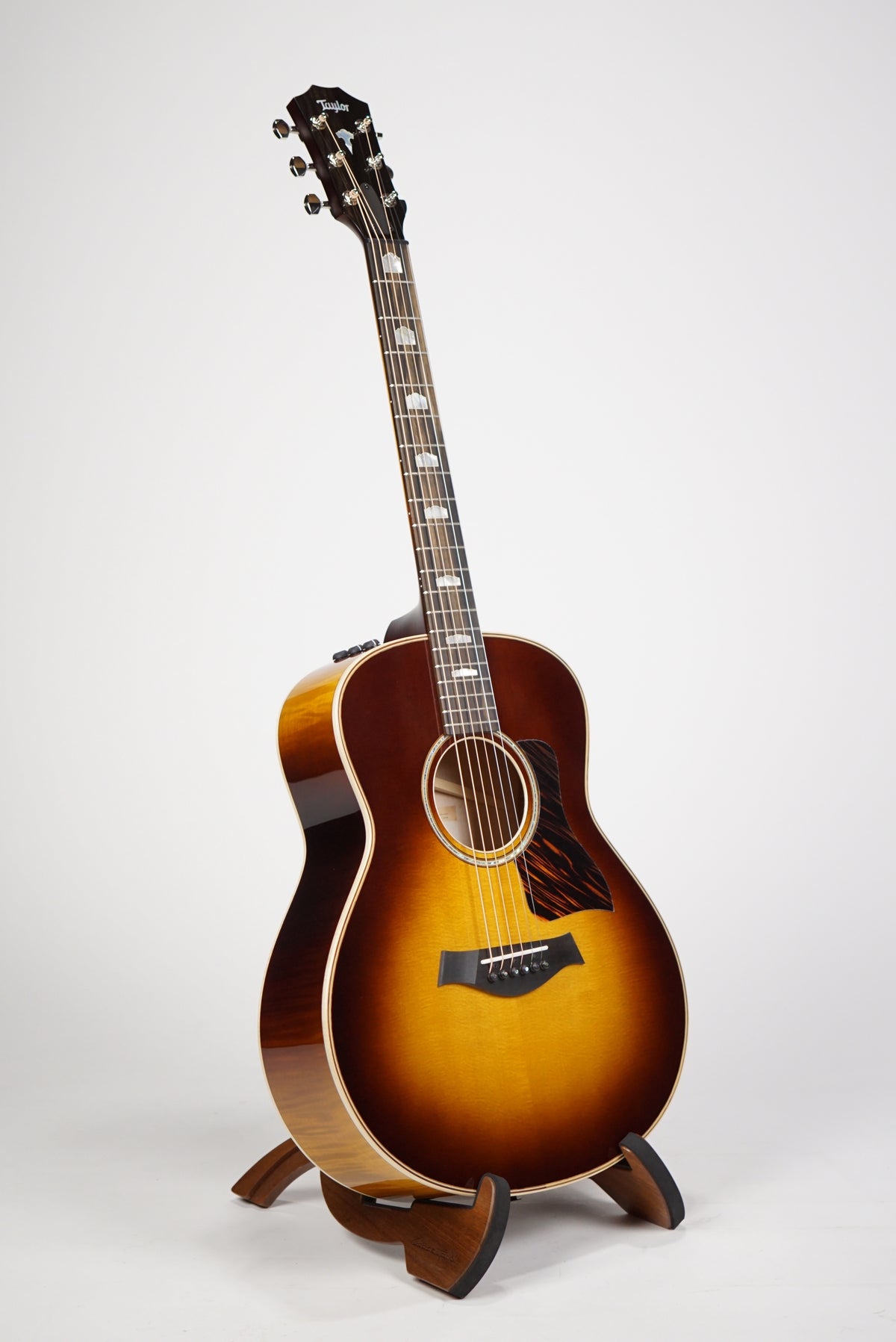 taylor 114ce tobacco sunburst 412ce Grand Concert Acoustic-Electric Guitar Layered Indian rosewood back and sides lend a chocolatey hue and a dash of sonic depth 2022 Taylor 611e LTD 